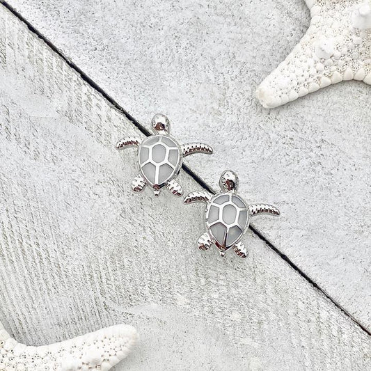 Silberne Schildkröten-Ohrringe auf Holz, maritimes Design, Schmuck, Geschenkidee, Stranddeko.