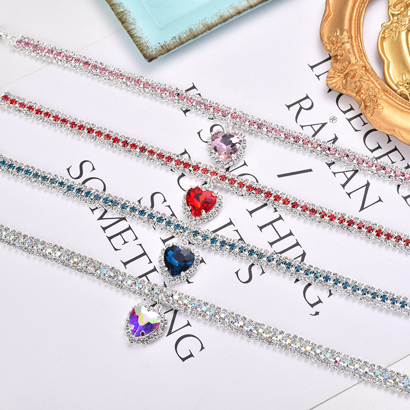 Funkelnde Halsketten mit Herzanhängern, Kristall, rot, blau, silber, Schmuck, Damenaccessoire.