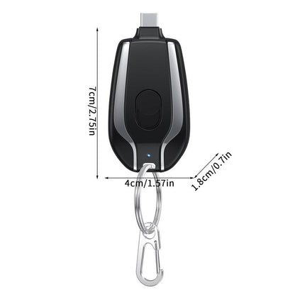 Schwarzer USB-C-Schlüsselanhänger, kompakt, tragbar, mit Karabinerhaken, 7cm x 4cm.