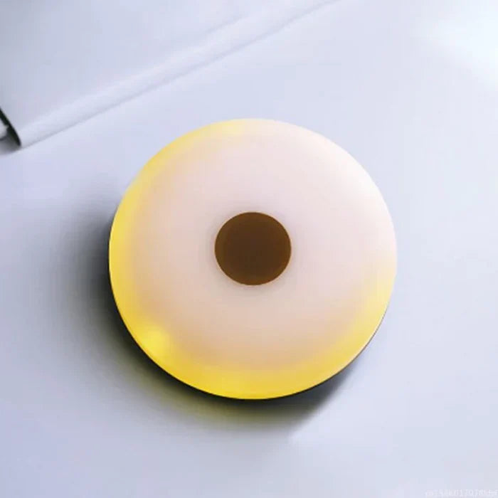 Runde LED-Lampe, warmweiß, modernes Design, energiesparend, für Wohnräume.