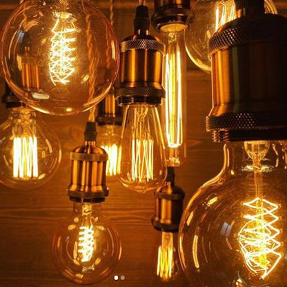 Vintage Edison Glühbirnen, warmes Licht, dekorative Beleuchtung, Retro-Design, Innenraum.
