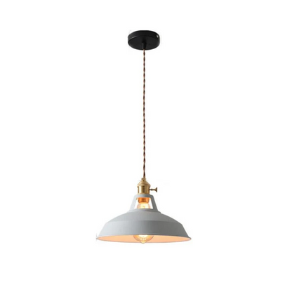 Graue Pendelleuchte aus Metall mit goldenen Akzenten, ideal für moderne Innenräume.