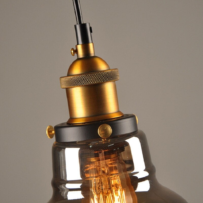 Industrielle Pendelleuchte aus Glas und Metall, Vintage-Design, warmes Licht, E27-Fassung.
