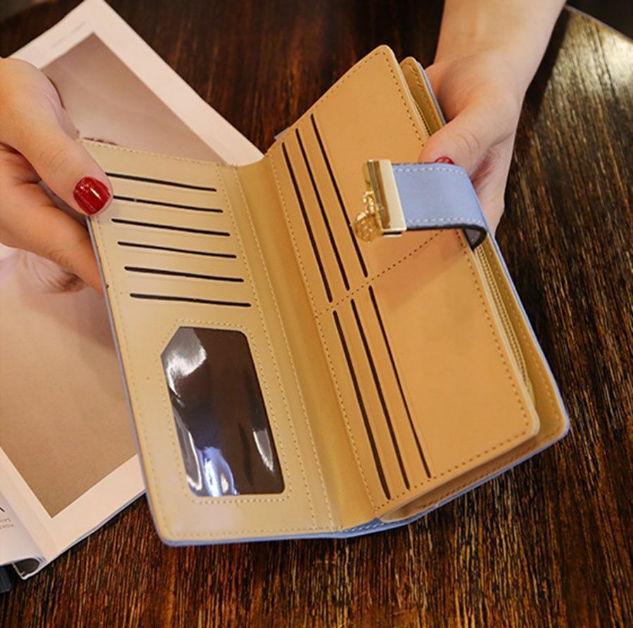 Damen-Geldbörse aus Leder, beige, mit Kartenfächern und Schnalle, auf Holztisch.