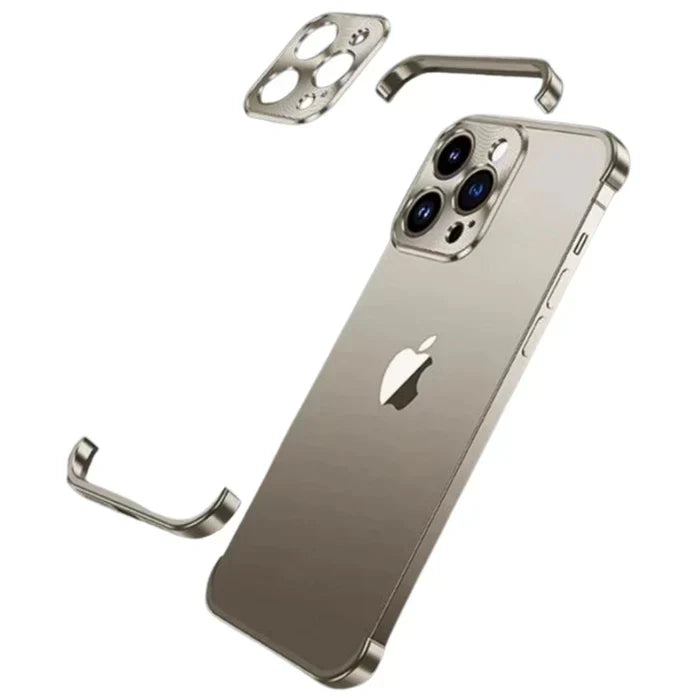 iPhone 15 Pro Max in Titan mit Kameraabdeckung und Schutzecken, goldfarben, Rückansicht.