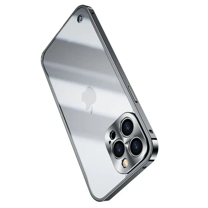 Silbernes iPhone mit drei Kameras, Glasrückseite, modernes Smartphone-Design, Apple-Logo.