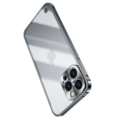 Silbernes iPhone mit drei Kameras, Glasrückseite, modernes Smartphone-Design, Apple-Logo.