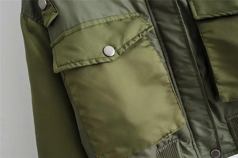 Grüne Herrenjacke, Nylon, mit Taschen und Druckknöpfen, Outdoor-Mode, funktional und stilvoll.
