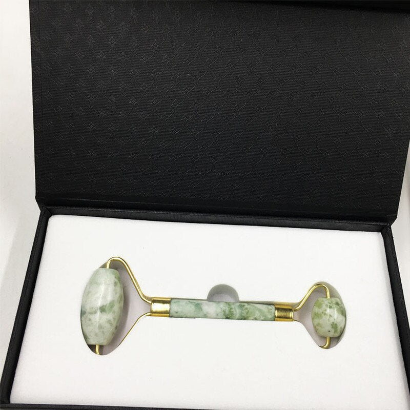 Grüner Jade-Gesichtsroller in schwarzer Geschenkbox, Massagegerät für Hautpflege.