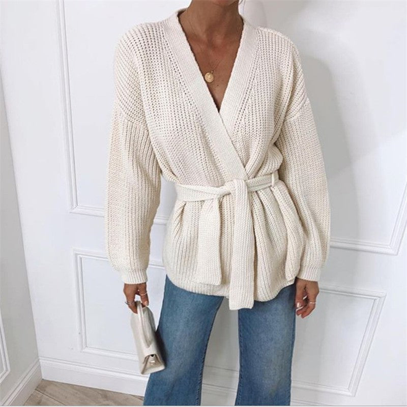 Damen Strickjacke beige, Gürtel, V-Ausschnitt, lässig, Wintermode, gemütlich, elegant.