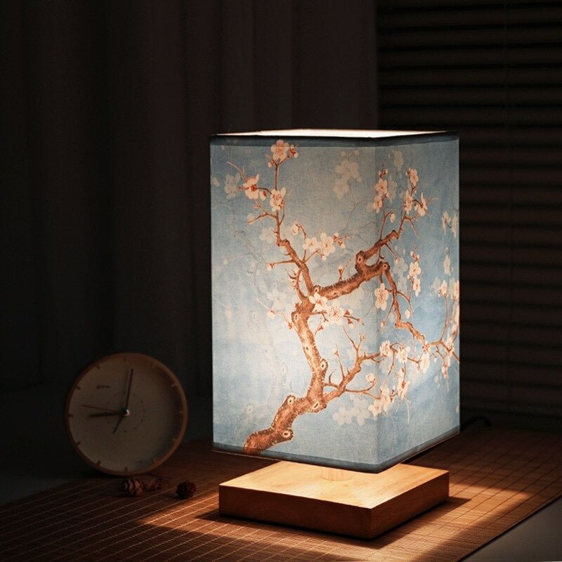 Blaue japanisch-skandinavische Nachttischlampe mit Kirschblütenmuster auf Holzsockel.