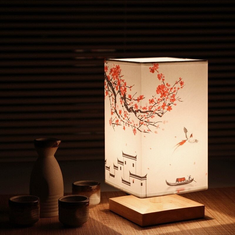 Japanische Tischlampe, quadratisch, Kirschblütenmotiv, Holzsockel, warmes Licht, Wohnzimmer.