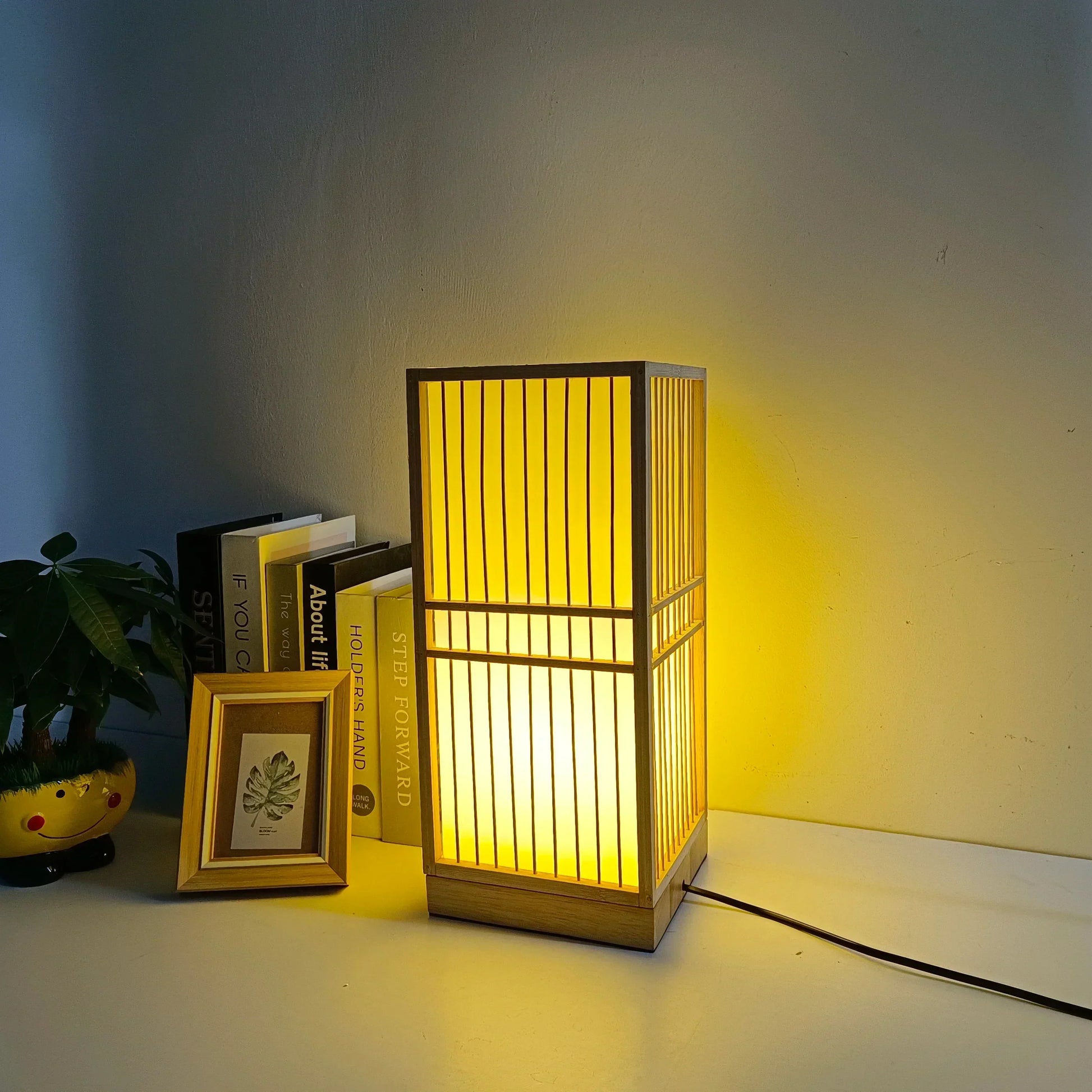 Japanische Tischlampe aus Holz, warmes Licht, Zen-Stil, ideal für Schlafzimmer oder Wohnzimmer.