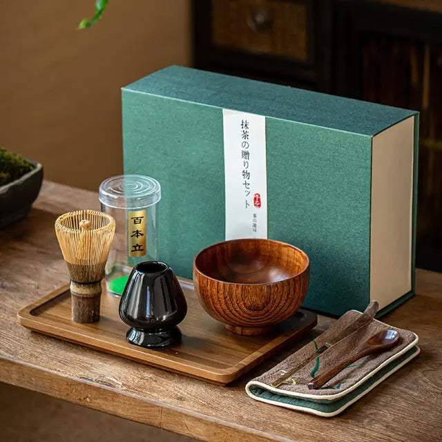 Matcha-Set mit Bambusbesen, Holzschale, Keramikhalter, grünem Karton, ideal für Teezeremonien.