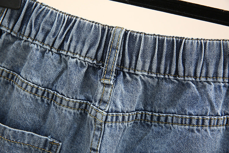 Elastische Jeanshose aus blauem Denim mit Taschen, lässiger Stil, Nahaufnahme.