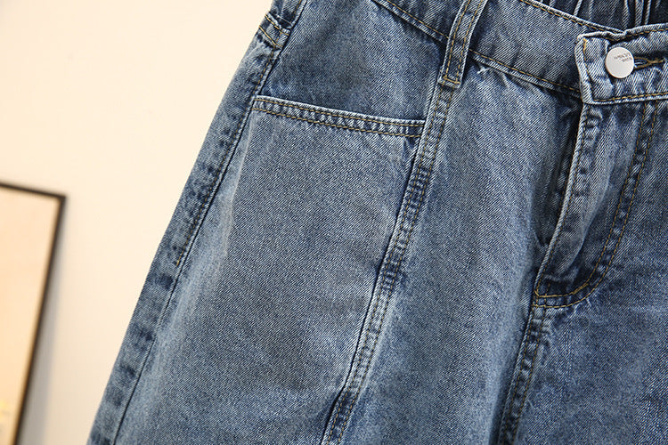 Jeanshose aus blauem Denim, Nahaufnahme, klassische Passform, modische Freizeitkleidung.