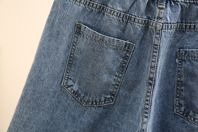 Jeansstoff mit blauer Waschung, Nahaufnahme der Gesäßtaschen, Denim-Mode, Textur.