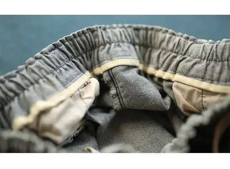 Graue Jeans mit elastischem Bund, Nahaufnahme, Denim, bequeme Passform, Herrenmode.