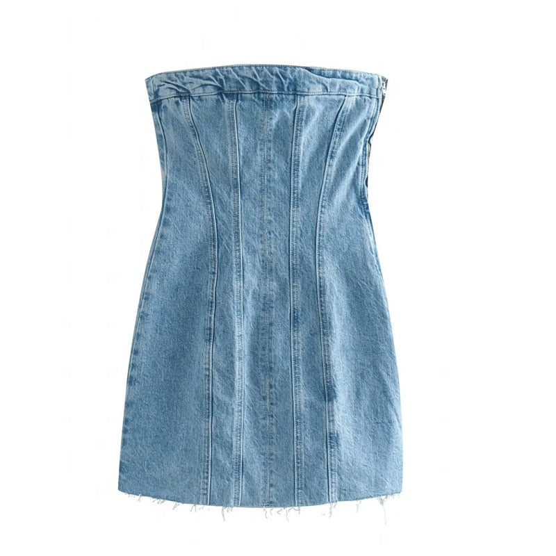 Blaues trägerloses Jeanskleid, Damenmode, Sommerkleidung, Denim, figurbetont, knielang.