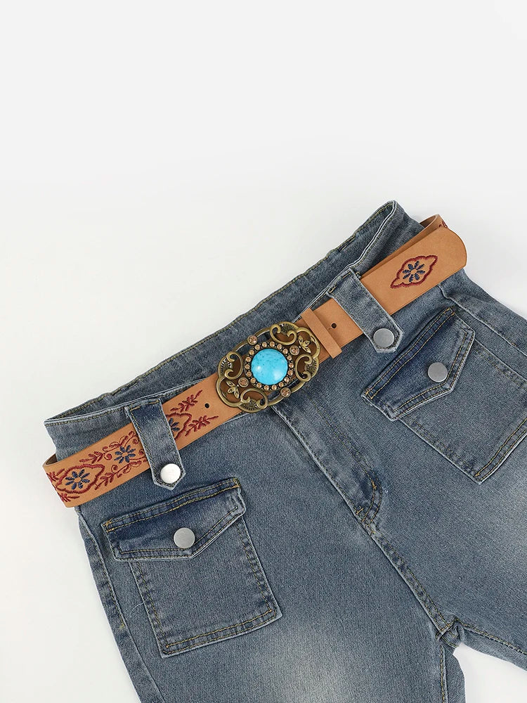 Jeans mit braunem Ledergürtel, türkisfarbene Schnalle, Stickmuster, Damenmode.