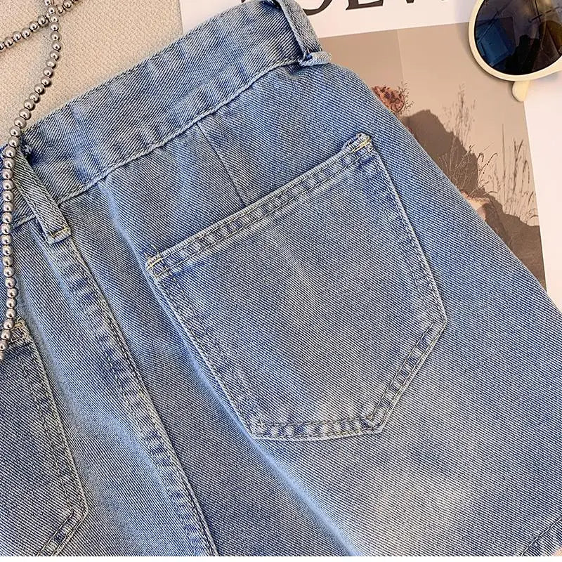 Hellblaue Jeans mit Gesäßtasche, lässiger Denim-Stil, modische Freizeitkleidung.
