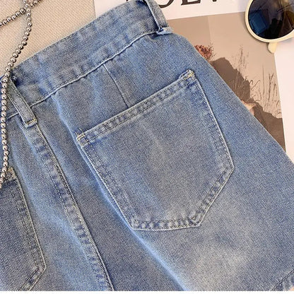 Hellblaue Jeans mit Gesäßtasche, lässiger Denim-Stil, modische Freizeitkleidung.