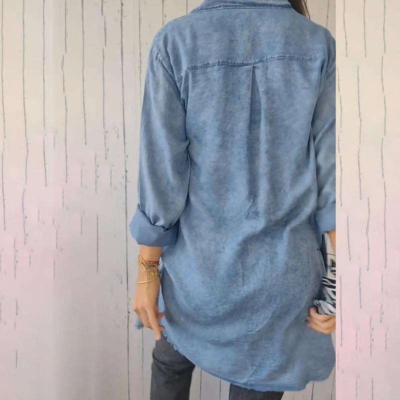 Frau in hellblauer Jeansjacke, Rückansicht, lässiger Stil, modische Damenbekleidung.