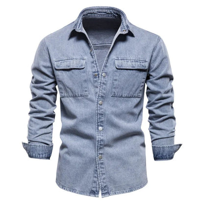 Hellblaues Jeanshemd für Herren, langärmelig, mit Knopfleiste und Brusttaschen.