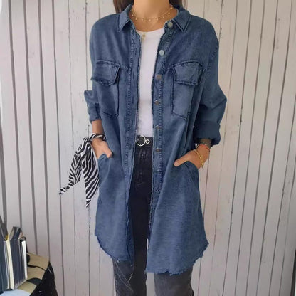 Frau in langem, blauem Jeanshemd, lässiger Stil, modische Damenbekleidung.