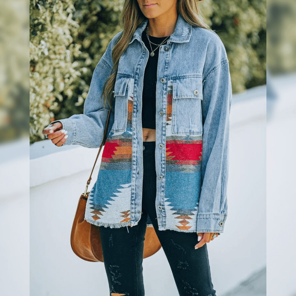 Frau in blauer Jeansjacke mit Aztekenmuster, lässiger Stil, Outdoor-Mode, Herbstkleidung.