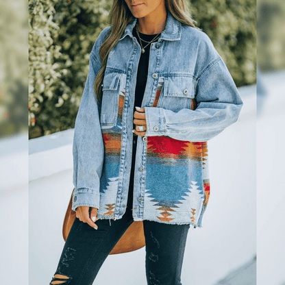 Frau in blauer Jeansjacke mit Aztekenmuster, lässiger Stil, Outdoor-Mode, Herbstkleidung.