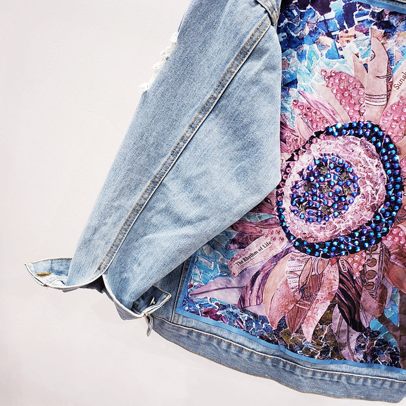 Jeansjacke mit floraler Paillettenverzierung, hellblau, modisch, Damenmode, Detailansicht.