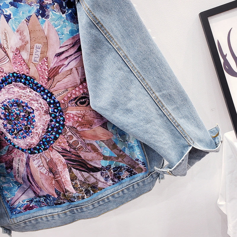 Jeansjacke mit buntem Blumenmuster, Pailletten, blauem Denim, modisch, Damenbekleidung.