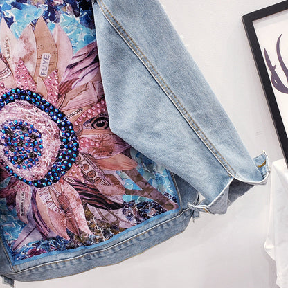 Jeansjacke mit buntem Blumenmuster, Pailletten, blauem Denim, modisch, Damenbekleidung.