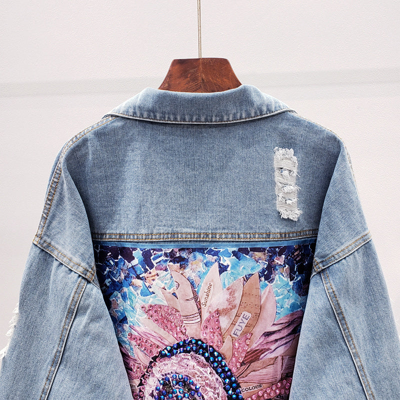 Jeansjacke mit buntem Blumenmuster, Pailletten, zerrissenen Details, Damenmode, Denim-Trend.