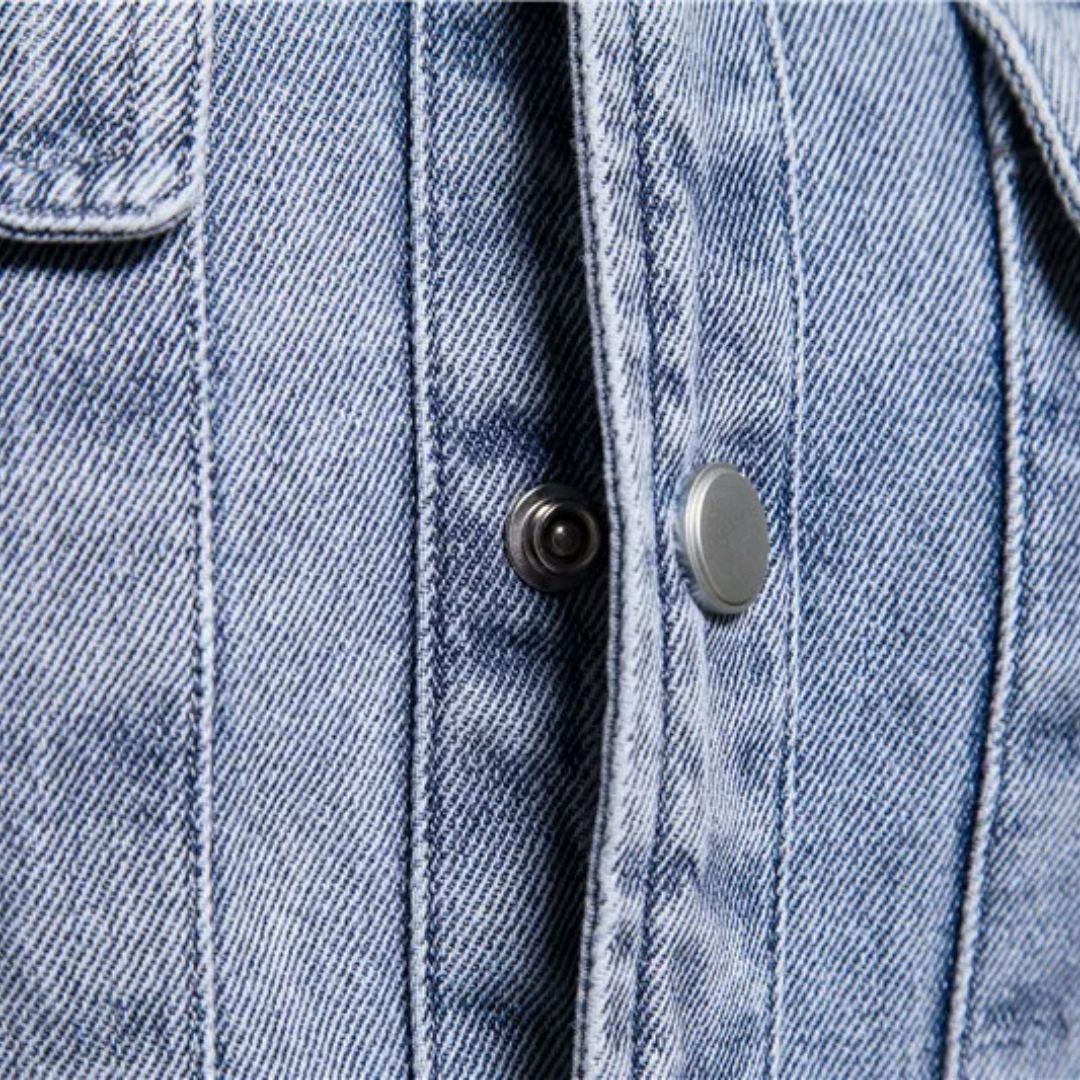 Nahaufnahme blaue Jeansjacke, Knopfverschluss, Denim-Stoff, modische Oberbekleidung.