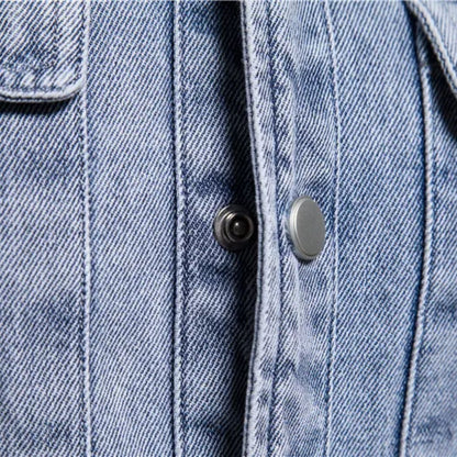 Nahaufnahme blaue Jeansjacke, Knopfverschluss, Denim-Stoff, modische Oberbekleidung.