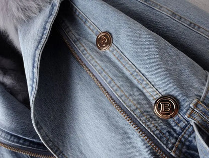 Hellblaue Jeansjacke mit goldenen Knöpfen und Reißverschluss, modisch, aus Baumwolle.