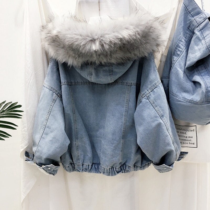 Damen Jeansjacke mit Kunstfellkapuze, hellblau, modisch, Winterjacke, lässig, warm.
