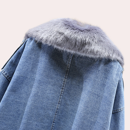 Jeansjacke mit grauem Kunstfellkragen, modisch, Damenbekleidung, Herbst/Winter.