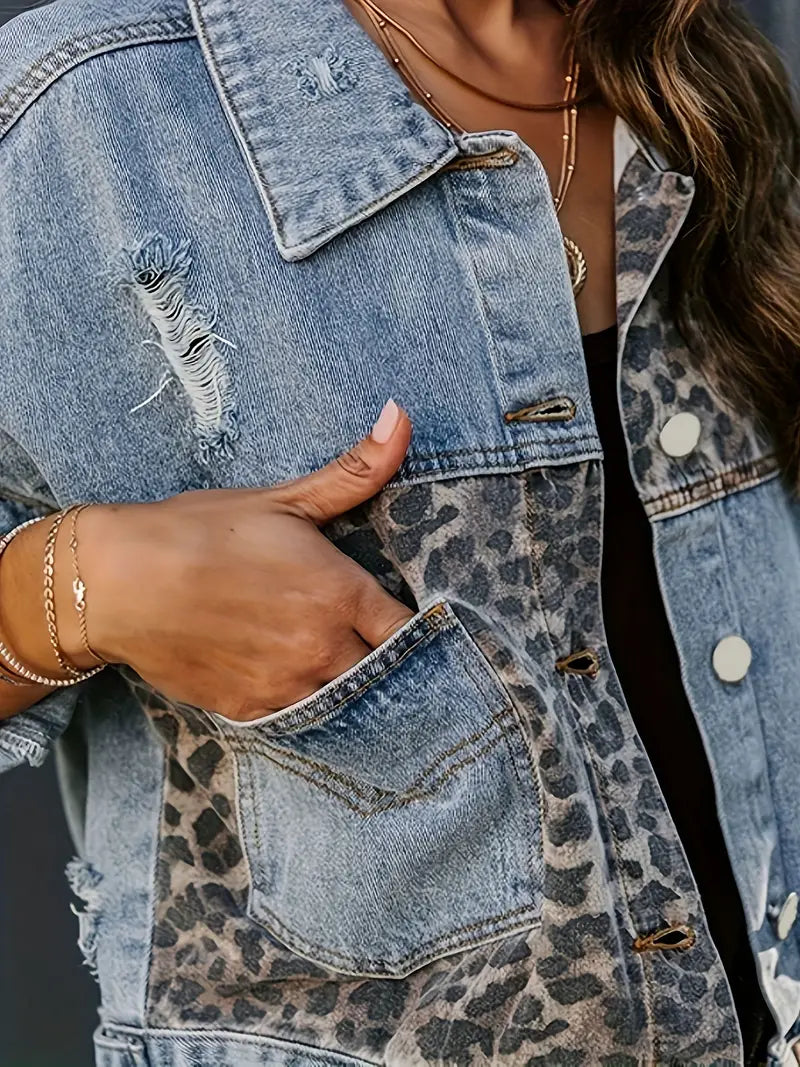 Damen Jeansjacke mit Leopardenmuster, blau, zerrissen, modisch, Freizeitkleidung.