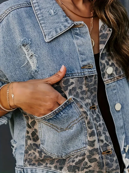 Damen Jeansjacke mit Leopardenmuster, blau, zerrissen, modisch, Freizeitkleidung.