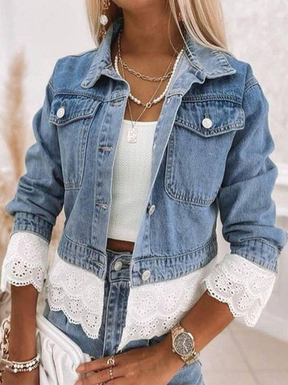 Frau in blauer Jeansjacke mit weißer Spitze, modisch, lässig, Damenmode, Accessoires.