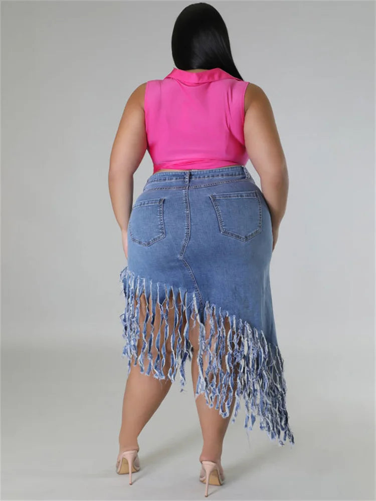Frau in rosa Top und blauer Fransen-Jeansrock, Plus-Size-Mode, Rückansicht.