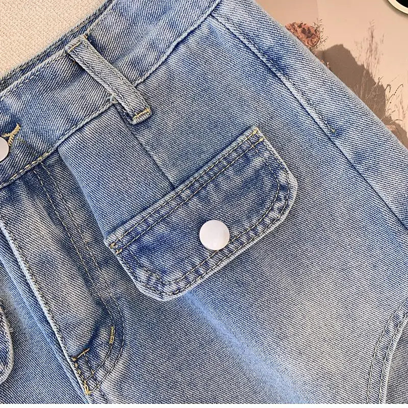 Hellblaue Jeansshorts mit Knopf, Vordertasche, aus Denim, modisch, lässig, Sommerkleidung.