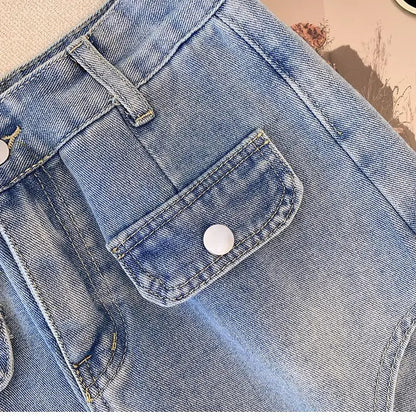 Hellblaue Jeansshorts mit Knopf, Vordertasche, aus Denim, modisch, lässig, Sommerkleidung.