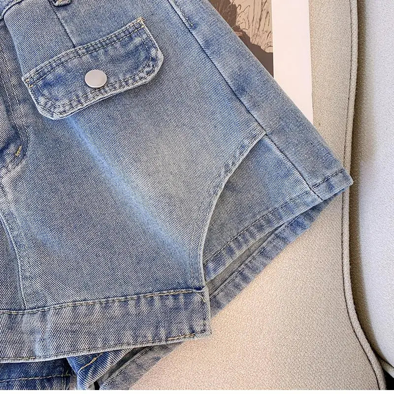 Damen Jeansshorts, hellblau, Denim, modisch, Sommerkleidung, Freizeit, Taschen, Knopfverschluss.