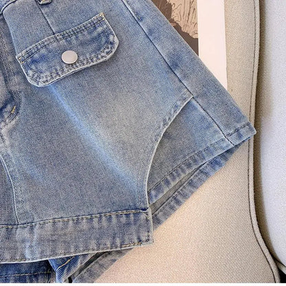 Damen Jeansshorts, hellblau, Denim, modisch, Sommerkleidung, Freizeit, Taschen, Knopfverschluss.
