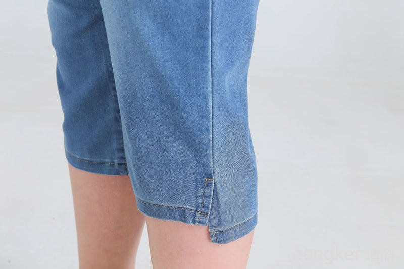 Blaue Jeans-Shorts aus Denim, knielang, lässiger Stil, Nahaufnahme, Mode für Damen.