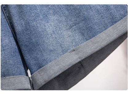 Nahaufnahme blauer Jeansstoff, Saumdetail, Denim, Mode, Textur, Bekleidungsmaterial.